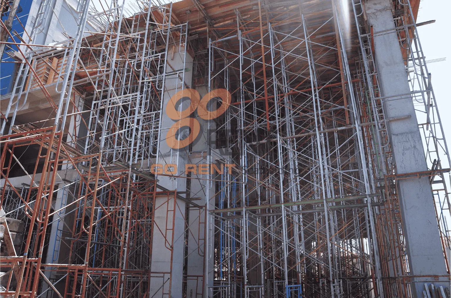 Kenapa Banyak Proyek di Surabaya & Sidoarjo Baru Sadar Masalah di Akhir Pekerjaan? Salah Pilih Sistem Sewa Scaffolding