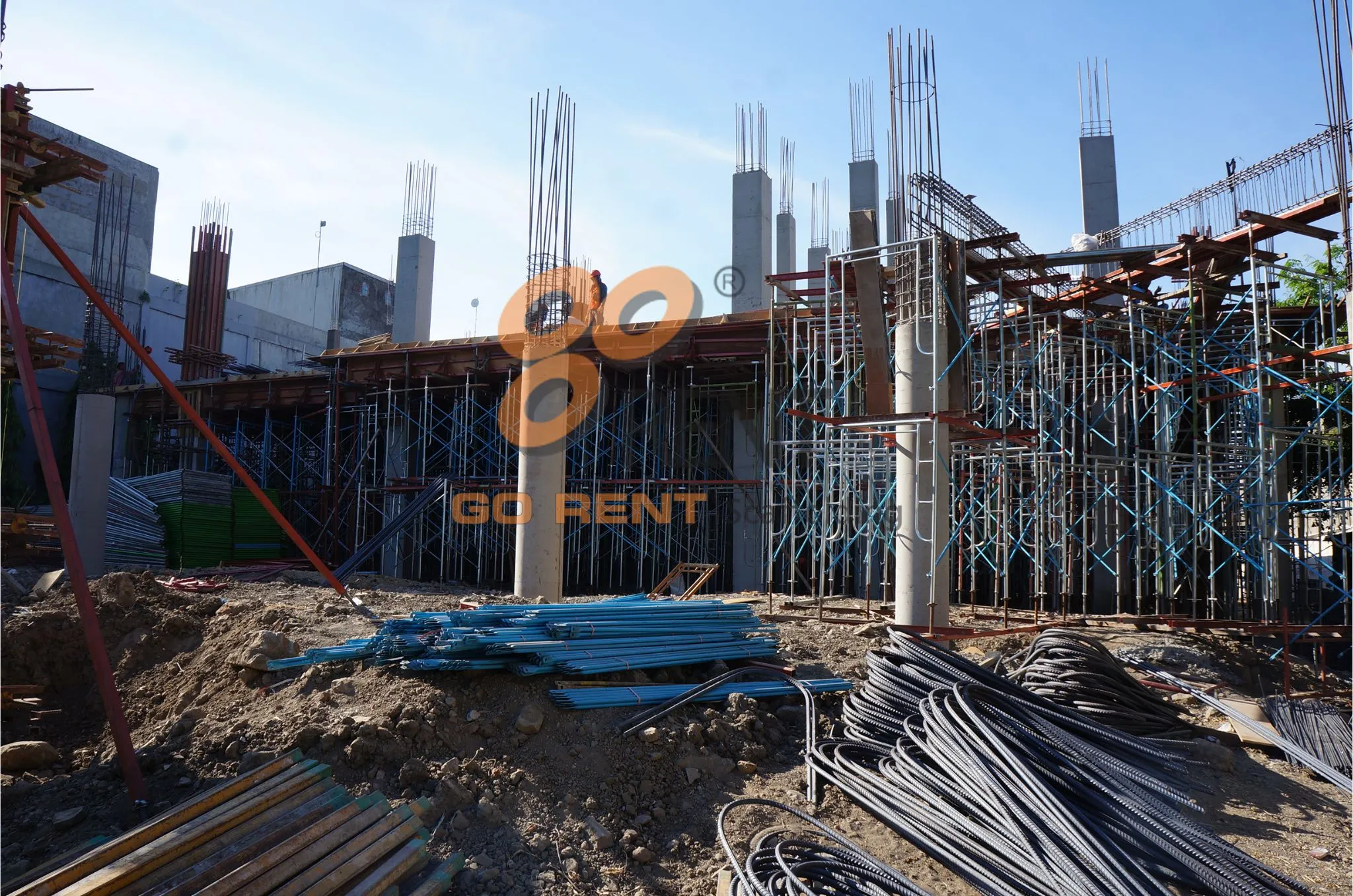 Scaffolding untuk Pekerjaan Fasad dan ACP: Cara Mengatur Ketinggian Presisi pada Finishing Gedung